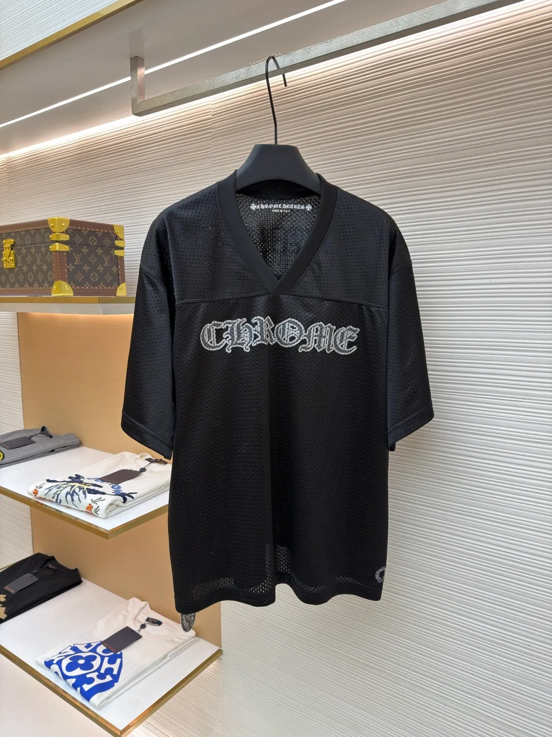 Chrome Hearts Mesh Jersey Short Sleeve ●Item No.: 1682417-A10 ●Material: Mesh Fabric ●Technology: Glue Printing ●Color: Black ●Type: Loose Fit ●Weight: About 305 Grams ●Size: S-M-L-XL ●Description: Customized Obsidian Star Mesh Cloth Cool, breathable and comfortable to the skin Because of its unique mesh structure, it can effectively discharge heat and moisture from the body. Mainly based on obsidian black. Give a deep sense of luxury. Western Gothic body text is embedded in the mesh gaps to control the visual focus. Unique V-neck design. Modify the neck line. Numbers are integrated into the ritual expression of rock and roll beliefs. Interpret faith with rebellion. Dare to be broken. Leading the rebellion, using imported bright golden paste printing. The printing has been modified three times with the film screen. Use glue liquid paint to print the pattern on the fabric. The fabric is baked to fix the printed pattern, and the fabric has been washed. It has better hand feel and texture. It is not easy to deform, not easy to shrink, not easy to fade Maintain long-lasting beauty. The overall wiring is straight and delicate, the fabric is comfortable and soft, and the color is consistent without color difference. It can be matched with the same style to create a fashionable look and control various occasions. Customized accessories, complete with three standards, same style for men and women!